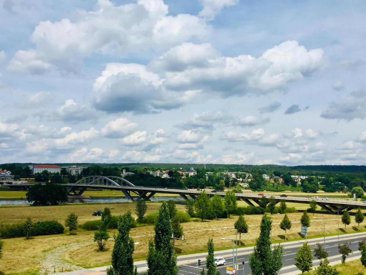 Panoramablick Auf Elbe Und Schlosser Dresden Exterior photo